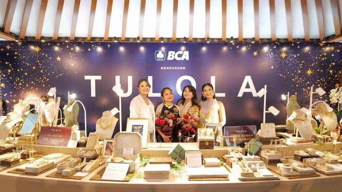 EVP Corporate Communication & Social Responsibility BCA Hera F. Haryn (kedua dari kiri), SVP Corporate Communication Susanti Nurmalawati (kedua dari kanan), Co-Founder and Creative Conceptor TULOLA Happy Salma (ujung kanan), dan Co-Founder and CEO TULOLA Franka Franklin Makarim (ujung kiri) berfoto bersama dalam peluncuran koleksi art wear “Garden of Wishes” TULOLA di The Dharmawangsa pada Kamis 28 November 2024 lalu