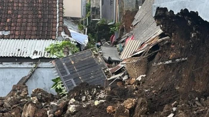 TKP - Kejadian tanah longsor kawasan Jalan A. Yani Utara, Gang Wahyu, Desa Peguyangan, Denpasar Utara, Denpasar, Bali, pada Kamis 12 Februari 2026 sore.