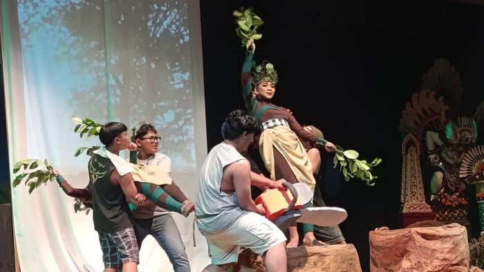 Teater Jungut Sari berkolaborasi dengan Taksu Bhuana, pada ajang Bulan Bahasa Bali VIII di Gedung Ksirarnawa, Taman Budaya Bali, Selasa 10 Februari 2026.