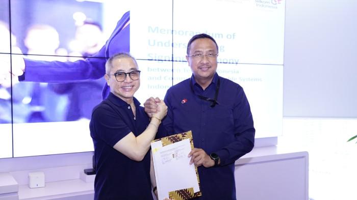 President Director CCSI Peter Djatmiko (kiri) dan Direktur Network Telkom Nanang Hendarno (kanan), saat acara penandatanganan Memorandum of Understanding (MoU) antara Telkom dan CCSI di Jakarta pada Senin (15/12).