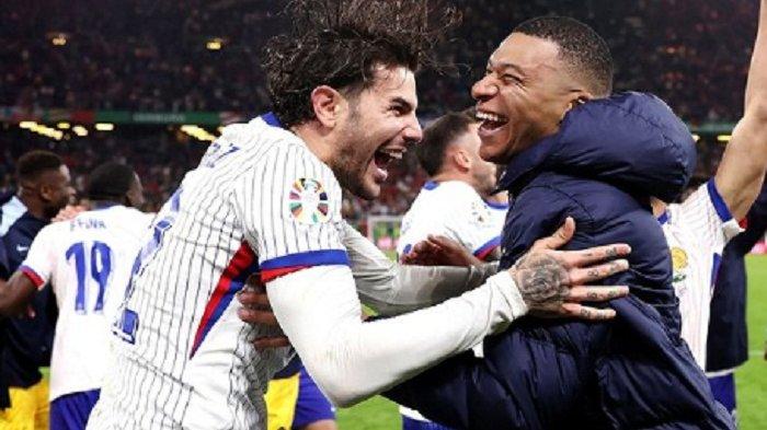 Theo-Hernandez-dan-Kylian-Mbappe-merayakan-kemenangan-Prancis-atas-Portugal.jpg