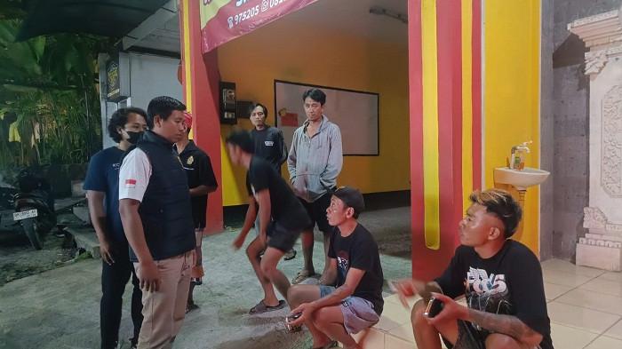 DAMAI - Tiga pemuda yang yang sempat berkelahi karena minuman keras berakhir damai di Polsek Ubud, Gianyar, Bali Kamis 9 Oktober 2025 malam.
