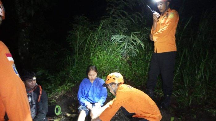 Luh Asri Ningsih Dievakuasi Tim Basarnas Saat Turun Mendaki Gunung Agung: Kaki Korban Terkilir