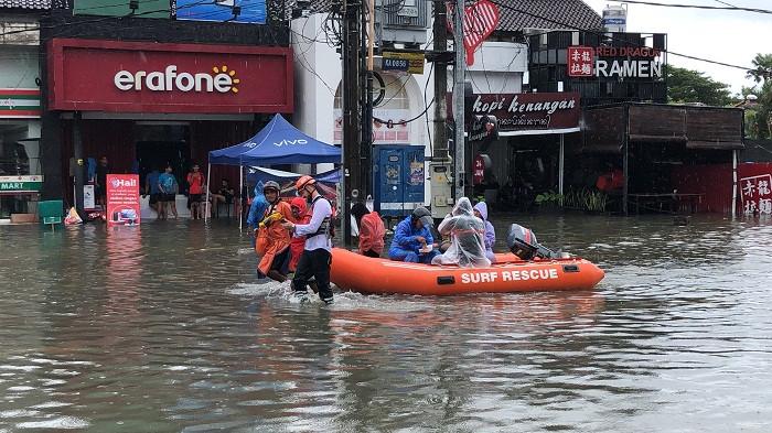 Tim SAR gabungan saat mengevakuasi korban yang terjebak banjir di seputaran Jl. Dewi Sri Legian.