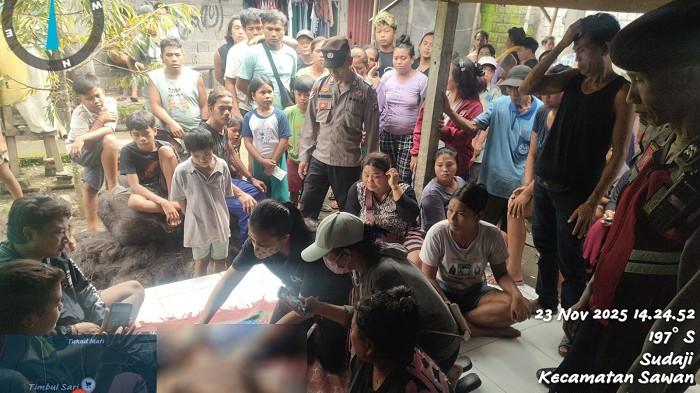 PEMERIKSAAN - Tim medis saat melakukan pemeriksaan terhadap jenazah Parmawati. Ibu muda 20 tahun nekat ulah pati karena faktor ekonomi.