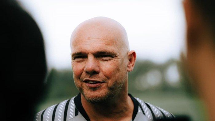 Johnny Jansen Tak Ingin Tutup Peluang Pemain Muda Berkembang ke Tim Utama Bali United