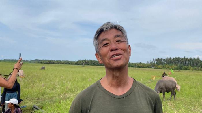 

KAGUMI - Takero Kawabata, turis asal Jepang mengagumi lomba Makepung Lampit di Subak Pecelengan Pedukuhan, Desa Mendoyo Dangin Tukad, Kecamatan Mendoyo, Jembrana, Minggu (23/11).