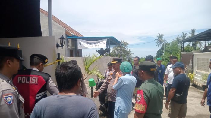 Olah TKP - Polsek Singaraja saat melakukan olah TKP, pasca menerima informasi WNA mengakhiri hidup di teras rumah. 