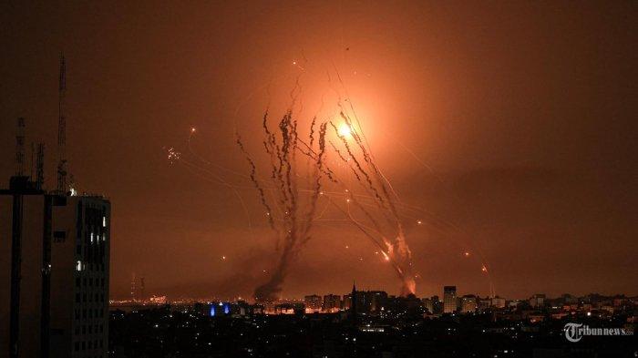 Israel Kuasai Jalur Gaza, Warga Palestina Jarah Markas Hamas, Tentara IDF Kobarkan Bendera