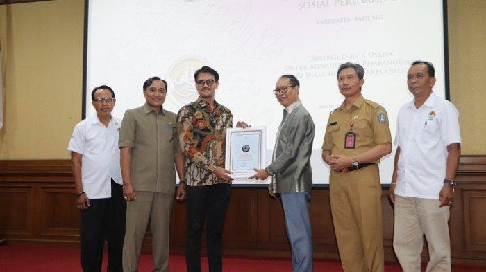 Wabup Suiasa Buka TJSP Tahun 2023, Beri Penghargaan Perusahaan yang Berkontribusi Dalam Pembangunan