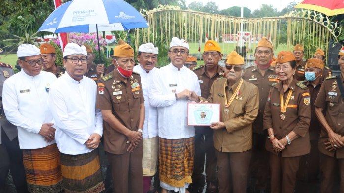 Peringati Serangan Umum Kota Denpasar Walikota Denpasar Pimpin Tabur Bunga Di Patung Puputan Badung