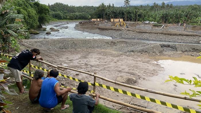 LOKASI AIR BAH - Warga menunjukkan lokasi korban mandi di sungai sebelum kejadian terseret arus di DAS Bilukpoh, wilayah Banjar/Desa Penyaringan, Kecamatan Mendoyo, Jembrana, Kamis 13 November 2025.