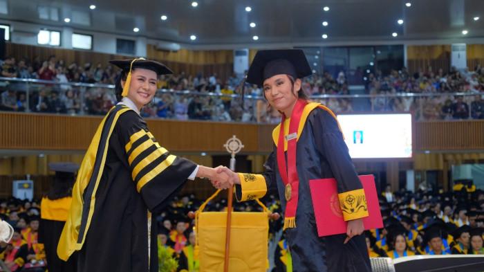 Wisuda, Rektor Intiyas Lepas 1.238 Creative Minority yang Tangguh dan Siap Berkontribusi Bagi Bangsa