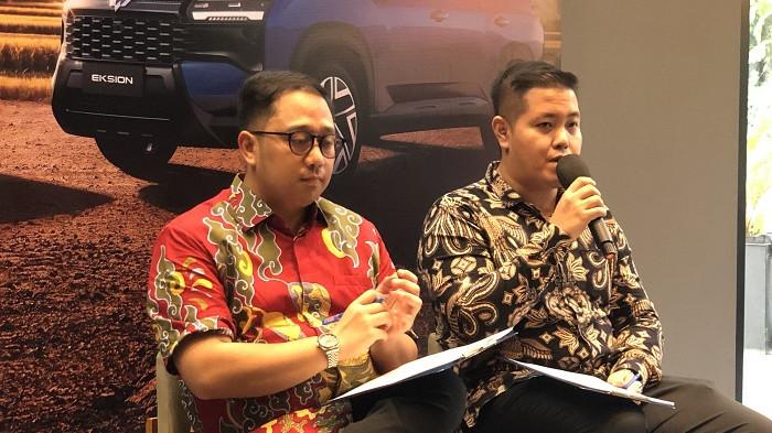 Brand Communication Senior Manager Wuling Motors, Brian Gomgom (kiri) bersama Regional Sales Manager Wuling Motors Rheza Adidarma (kanan) saat memberikan keterangan pada sesi media briefing regional launching Wuling Eksion di Living World Denpasar.