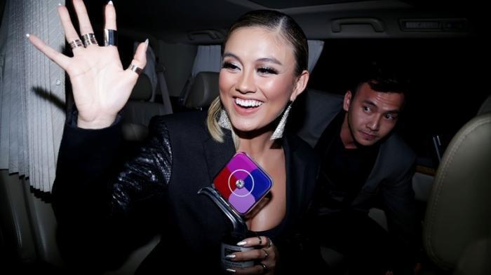 Agnez Mo Tanggapi Warganet yang Menudingnya Tanam Benang di Wajah dengan Guyonan