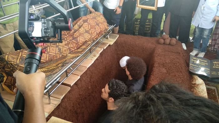 Ibu Kandung Almarhum Faldi Albar Saksikan Pemakaman Anaknya Via Video Call, Begini Sebabnya