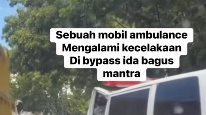 KECELAKAAN - Ambulans rumah sakit rusak, usai tabrak truk di Bypass Prof Ida Bagus Mantra kawasan Kabupaten Gianyar, Bali, Kamis 16 Oktober 2025.