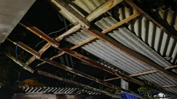 Bupati Jembrana, I Made Kembang Hartawan serta jajaran dan petugas BPBD Jembrana saat melakukan kaji cepat ke lokasi terdampak angin puting beliung di wilayah Banjar Tembles, Desa Penyaringan, Kecamatan Mendoyo, Jembrana, Selasa 9 Desember 2025 malam. 