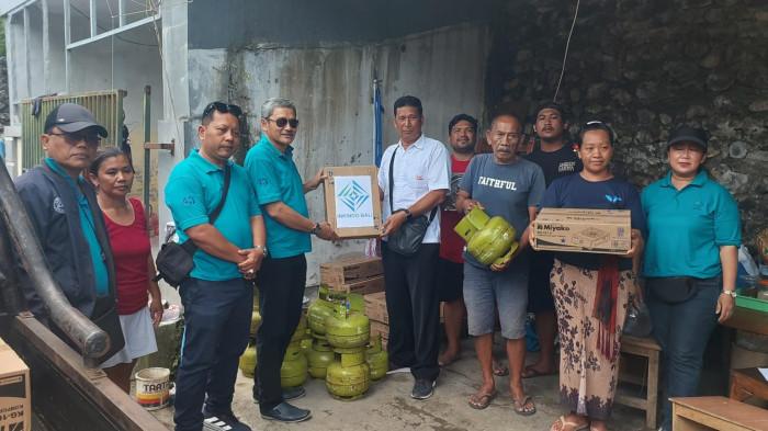 DPP INKINDO Bali saat menyerahkan bantuan kompor gas, untuk korban terdampak banjir di Banjar Tegal Kangin, Ubung Kaja.