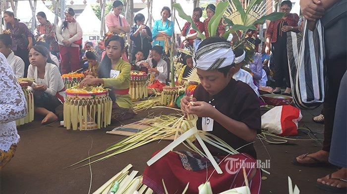 Meriahkan HUT ke-231 Kota Denpasar, Anak-Anak SLB Ikuti Lomba Membuat Canang Sari