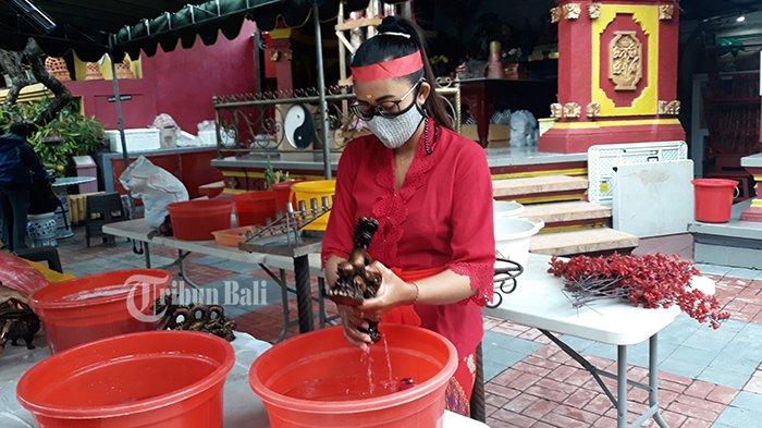 Ratusan Arca Dewa Dibersihkan Jelang Imlek di Griya Kongco Dwipayana Tanah Kilap Denpasar Bali