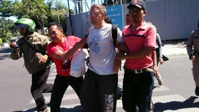 Bule Jerman Pengemis di Bali Akhirnya Diciduk di Surabaya, Ini Kronologi Lengkapnya!