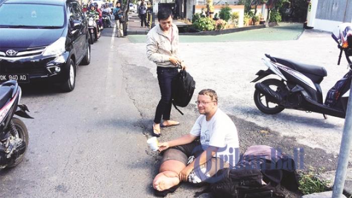 Mengejutkan, Bule Pengemis Profesional Minta-minta di Bali, Begini Aksinya!