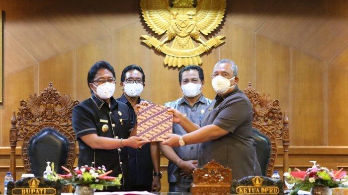 Ikuti Rapat Paripurna DPRD, Bupati Giri Prasta Tetap Komitmen Penuhi Kebutuhan Belanja Prioritas