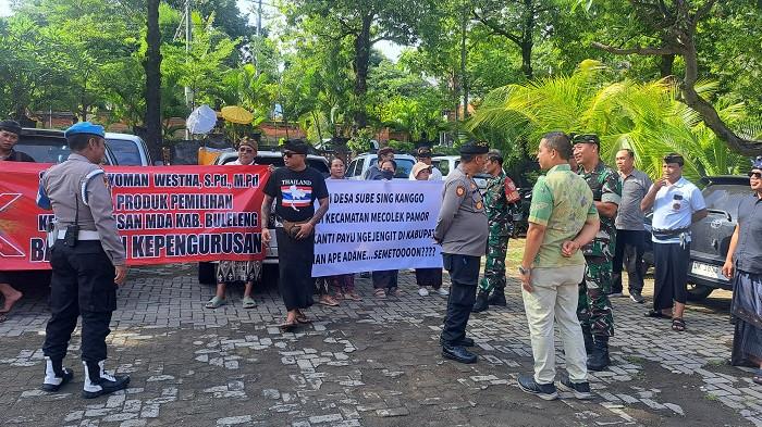 Aksi damai - Krama Desa Adat Banyuasri saat menggelar aksi damai di depan Gedung Wanita Laksmi Graha, Jumat (12/12/2025). Warga meminta transparansi dan menolak pencalonan Nyoman Westha sebagai calon pengurus MDA Buleleng. 
