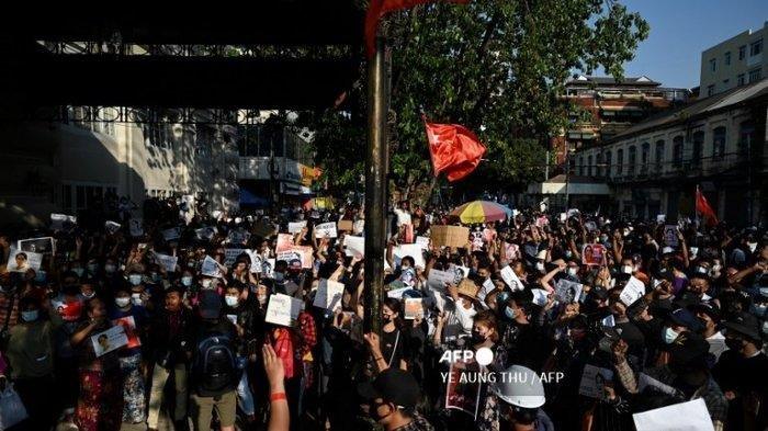 Demo Melawan Kudeta Myanmar Mulai Makan Korban Jiwa, Seorang Wanita Muda Tewas