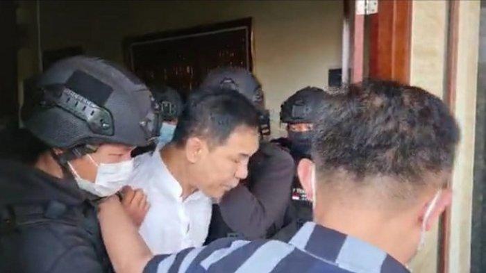 Munarman Sempat Minta Pakai Alas Kaki Saat Ditangkap Densus 88 di Kediamannya