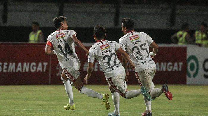 Gol Melengkung Fadil Sausu Ubah Kedudukan di Babak Pertama Bali United vs Badak Lampung