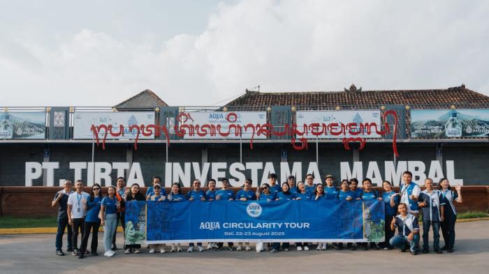Foto bersama peserta dalam kegiatan Circularity Tour Aqua.