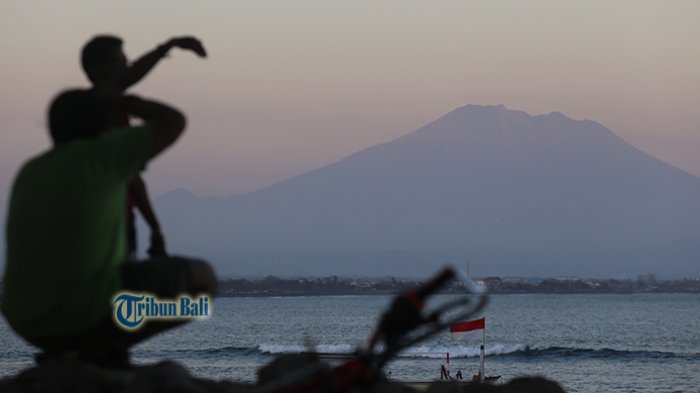 Kepulan Asap Kawah Gunung Agung Agak Tebal dari Sebelumnya, Rekahan Meluas Ratusan Meter