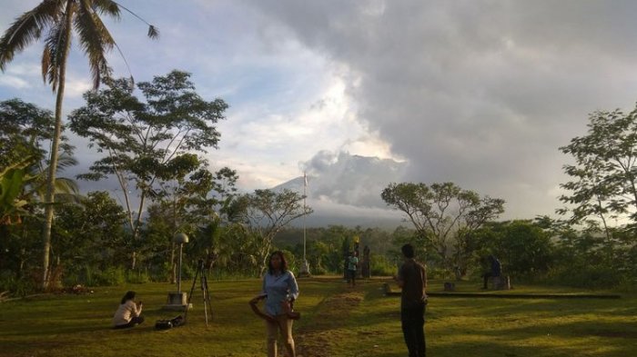 Dari Karangasem, Pagi Ini Gunung Agung Tertutup Mendung