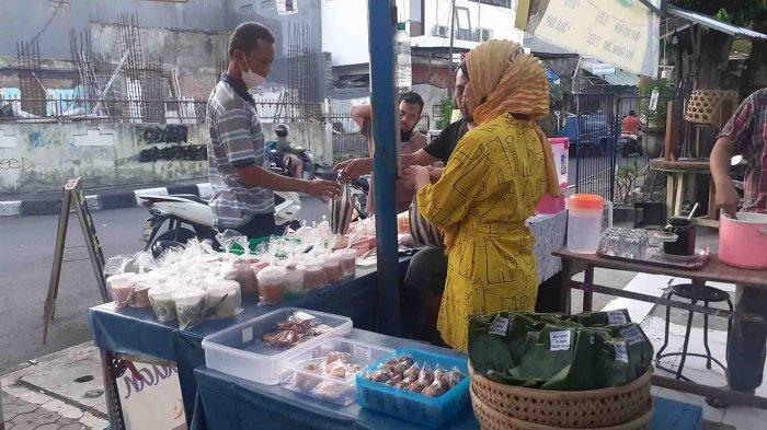Hari Pertama Puasa Ramadhan 2021, Penjual Takjil di Jalan Serma Made Pil Denpasar Bali Ramai Pembeli