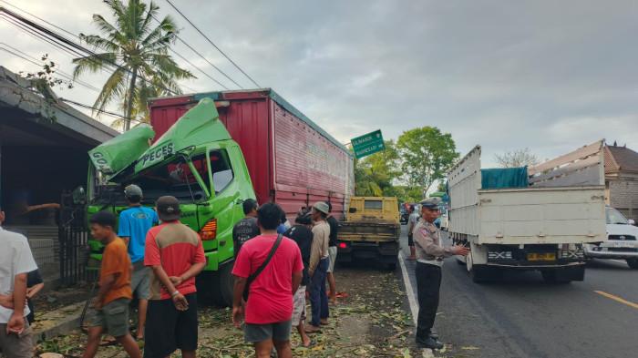 TRUK Tronton Seruduk Toko Bangunan, Kabin Lepas, Sopir Loncat Keluar di Jalur Tengkorak Jembrana!