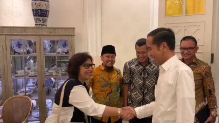 Irma Suryani Chaniago bersalaman dengan Jokowi 