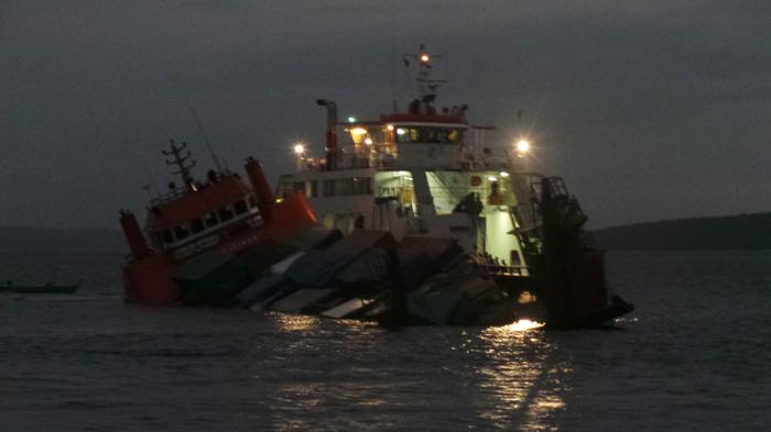 16 Truk Tronton Masih Terjebak di Kapal Karam