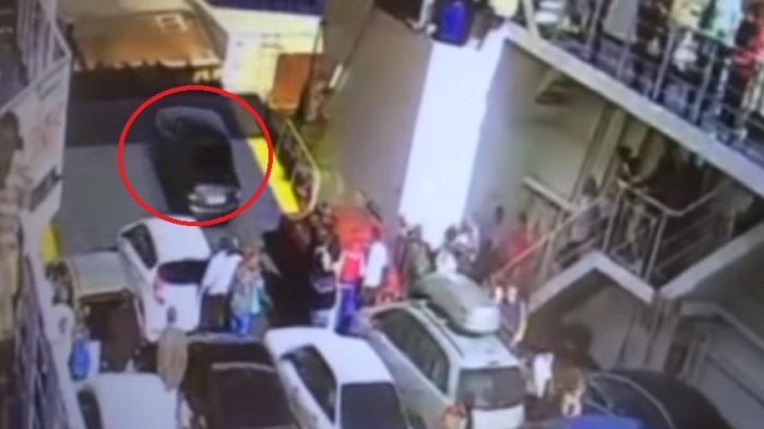 VIDEO Tidak Sabar Antre Saat Keluar Kapal, Mobil Sedan Ini Alami Hal Mengerikan