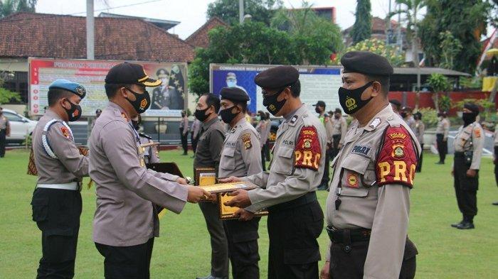 Bantu Ibu Melahirkan di Atas Mobil Patroli, Empat Polisi Polsek Blahbatuh Diganjar Reward