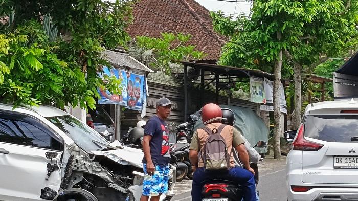 TRAGEDI - Kecelakaan ini terjadi bermula saat pengemudi truk DK 8843 KO datang dari arah utara menuju ke selatan, sedangkan mobil Veloz DK 1013 ADV , dan Honda Beat DK 6157 AJW, Honda CB DK 6682 KAP datang dari arah selatan menuju ke utara dengan posisi Toyota Avanza DK 1013 ADV paling depan.