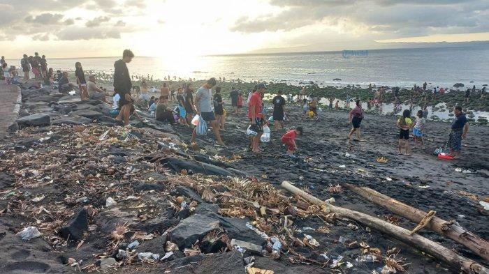 Sampah Berserakan di Pesisir, Ardi Banyu Pinaruh Sambil Pungut Sampah di Pantai Watu Klotok Bali