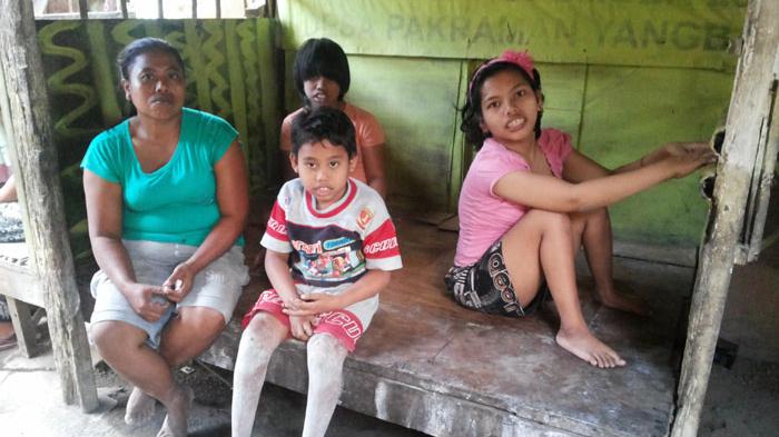 Kehidupan Tiga Anak Lumpuh di Kawasan Elit Renon