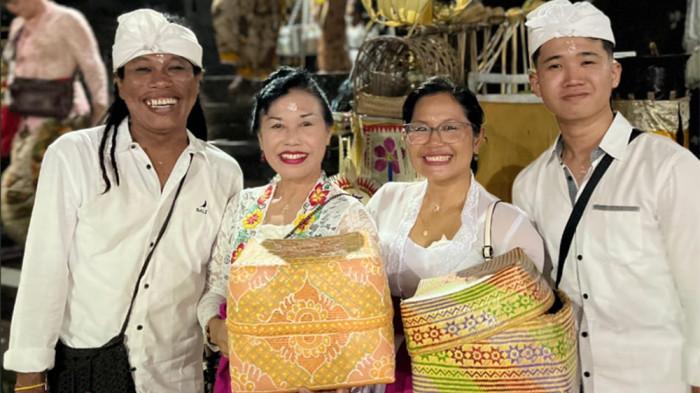 KABAR DUKA - Istri Nanoe Biroe meninggal dunia. Kenangan SMAN 8 Denpasar dengan Istri Nanoe Biroe, Ni Made Murniasih, S. Ag., M.Pd.H. yang juga merupakan seorang guru mata pelajaran Pendidikan Agama Hindu yang bertugas di SMAN 8 Denpasar sejak Tahun 2008