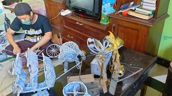 Pasca Bebas Usai Dapat Asimilasi, Mantan Napi Narkotika Ini Kreatif Membuat Kerajinan dari Koran