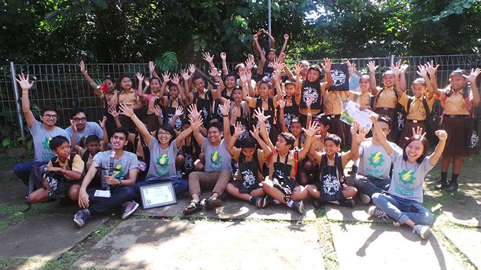 ‘Bengkel Energi’ Gaungkan Manfaat EBT di SDN 2 Petiga, Mengecas Laptop Cukup Dijemur