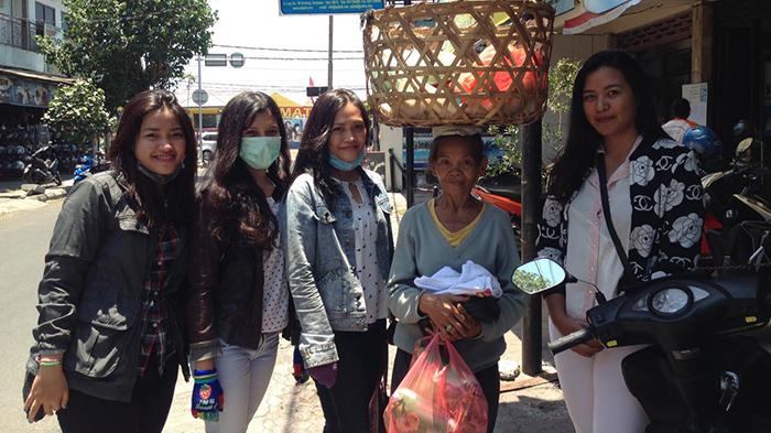 Komunitas Ketimbang Ngemis Bali Bantu Lansia dan Anak-anak yang Berjualan