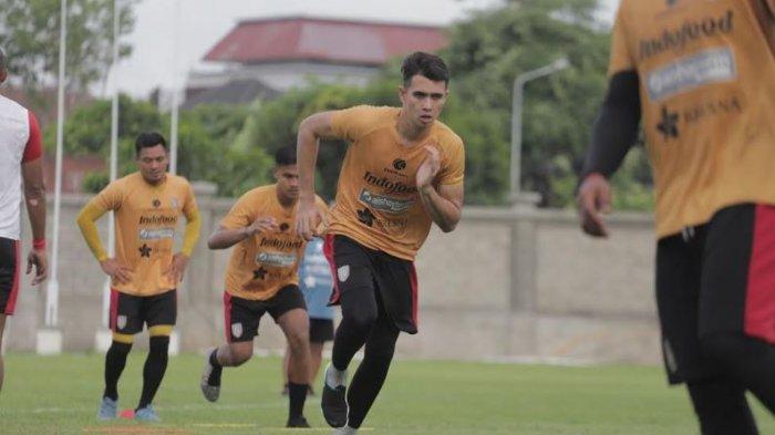 Kiper Bali United Nadeo Ungkap Alasan Pilih Nomor Punggung Satu