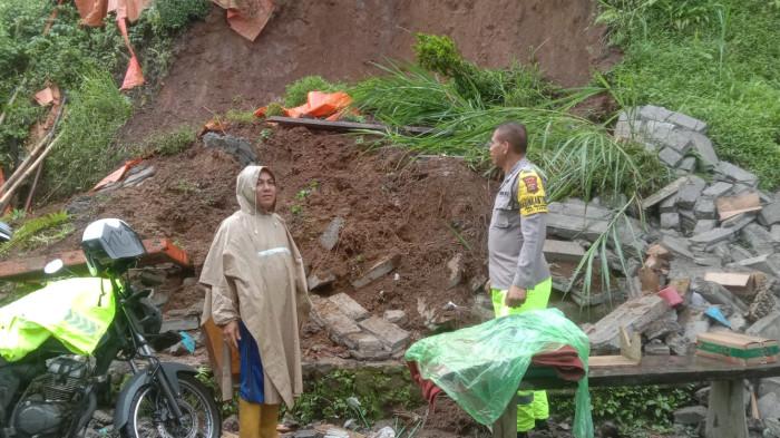 PETAKA Hujan Seharian, Warung Semi Permanen Hancur Ditimpa Longsor di Desa Galungan Buleleng!